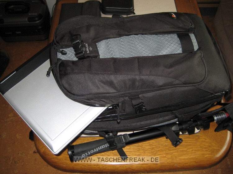 LOWEPRO VERTEX 300 AW\n\nFoto und Text von Michael Wilcynski - VIELEN DANK!\n\nKommentar:\n\nHallo,\n\nanbei einige Fotos von meinen Lowepro Vertex 300  für die Taschenfreak Galerie.\n\nDer Rucksack Ist mit folgenden Gegenständen bestückt:\n\nLinke Fronttasche:\n-          SD Karte\n-          2x CF Karten\n-          SDHC / USB Adapter\n-          2 Canon NP E3 Akkus (für 1D MKII)\n \nRechte Fronttasche:\n-          Kugelschreiber\n-          Handy\n-          Kartenleser (Reißverschlusstasche)\n-          Kabel & Funk Fernauslöser (2. Reißverschlusstasche)\n           \nNotebookfach:\n-          Handschuhe + 10 Zoll Netbook bzw. 15 Zoll Notebook\n\nGroßes Fach:\n-          2x 580 EX\n-          2x Extender + Bouncer\n-          EF 85 f/1.8 USM inkl. Streulichtblende\n-          1.4x Extender unter Tokina 10-17 Fisheye\n-          EF 300 f/2.8 L IS USM + Polfilter \n-          EOS 5D inkl. BG E4 + angesetztem EF 17-40 L USM und gedrehter Streulichtblende\n-          EF 70-200 L USM\n-          1D MK II\n\nDeckel:\n-          Polfilter 77mm\n-          2x BP 511\n-          1x Satz Ersatzakkus für 580 EX\n-          Bedienungsanleitung\n \nGruß Michael