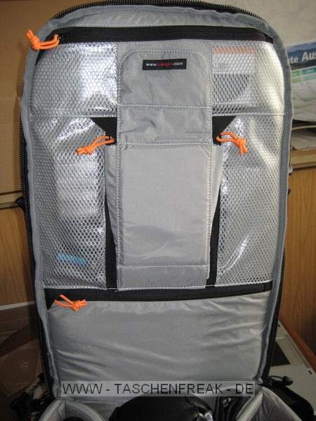 LOWEPRO VERTEX 300 AW\n\nFoto und Text von Michael Wilcynski - VIELEN DANK!\n\nKommentar:\n\nHallo,\n\nanbei einige Fotos von meinen Lowepro Vertex 300  fr die Taschenfreak Galerie.\n\nDer Rucksack Ist mit folgenden Gegenstnden bestckt:\n\nLinke Fronttasche:\n-          SD Karte\n-          2x CF Karten\n-          SDHC / USB Adapter\n-          2 Canon NP E3 Akkus (fr 1D MKII)\n \nRechte Fronttasche:\n-          Kugelschreiber\n-          Handy\n-          Kartenleser (Reiverschlusstasche)\n-          Kabel & Funk Fernauslser (2. Reiverschlusstasche)\n           \nNotebookfach:\n-          Handschuhe + 10 Zoll Netbook bzw. 15 Zoll Notebook\n\nGroes Fach:\n-          2x 580 EX\n-          2x Extender + Bouncer\n-          EF 85 f/1.8 USM inkl. Streulichtblende\n-          1.4x Extender unter Tokina 10-17 Fisheye\n-          EF 300 f/2.8 L IS USM + Polfilter \n-          EOS 5D inkl. BG E4 + angesetztem EF 17-40 L USM und gedrehter Streulichtblende\n-          EF 70-200 L USM\n-          1D MK II\n\nDeckel:\n-          Polfilter 77mm\n-          2x BP 511\n-          1x Satz Ersatzakkus fr 580 EX\n-          Bedienungsanleitung\n \nGru Michael