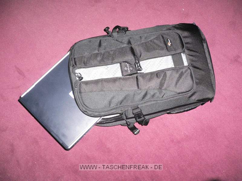LOWEPRO VERTEX 300 AW\n\nFoto von Stefan Kömmerling - VIELEN DANK FÜR DEIN MAIL!\n\nKommentar des Nutzers:\n\nHallo Jörg,\n\nAnbei ein paar Bilder von o.g. Rucksack mit der Bitte diese beim Taschenfreak einzustellen. Die fotografische Qualität der Bilder ist sicher sehr schlecht, aber das war mal wieder eine Aktion zwischen Tür und Angel.\n\nBild 1: Notebookfach mit 14 Zoll Notebook\n\nBild 2: Notebook halb draußen\n\nBild 4-6: Die Tragegurte können abgedeckt werden (sehr praktisch beim Fliegen als Handgepäck)\n\nBild 7,8: geöffnete Vordertaschen\n\nBild 9: Keine Schleichwerbung für PUR soll nur die Größe des Rucksacks zeigen\n\nBild 12: 30D mit 70-200 2,8 IS +Geli; 28-70 2,8 + Geli; Blitz 430; 17-85 IS (Kit); 85 1,8; 50 1,8 \n\n Liebe Grüße\n\nStefan (strike)