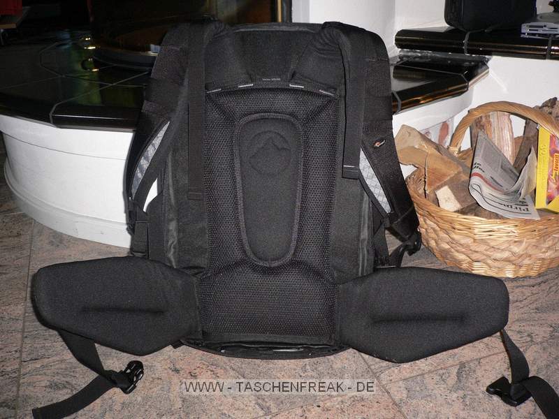 LOWEPRO VERTEX 300 AW\n\nFoto von Stefan Kmmerling - VIELEN DANK FR DEIN MAIL!\n\nKommentar des Nutzers:\n\nHallo Jrg,\n\nAnbei ein paar Bilder von o.g. Rucksack mit der Bitte diese beim Taschenfreak einzustellen. Die fotografische Qualitt der Bilder ist sicher sehr schlecht, aber das war mal wieder eine Aktion zwischen Tr und Angel.\n\nBild 1: Notebookfach mit 14 Zoll Notebook\n\nBild 2: Notebook halb drauen\n\nBild 4-6: Die Tragegurte knnen abgedeckt werden (sehr praktisch beim Fliegen als Handgepck)\n\nBild 7,8: geffnete Vordertaschen\n\nBild 9: Keine Schleichwerbung fr PUR soll nur die Gre des Rucksacks zeigen\n\nBild 12: 30D mit 70-200 2,8 IS +Geli; 28-70 2,8 + Geli; Blitz 430; 17-85 IS (Kit); 85 1,8; 50 1,8 \n\n Liebe Gre\n\nStefan (strike)