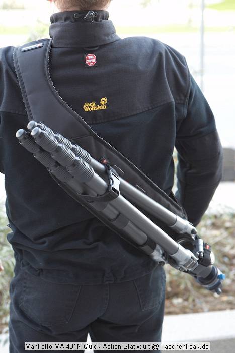 Manfrotto MA 401N Quick Action Stativgurt\n\nFoto von Jrg Langer - Danke an die beiden "Models" ;-)\n\nKommentar des Nutzers:\n\nfr alle Kamerastative - spezielles Tragesystem mit Klettbndern, verbleibt immer am Stativ, Farbe Schwarz. Hier in Montage und Nutzung mit einem Gitzo G1348 zu sehen. Funktioniert mit kleinen und groen Stativen.\n\nFr Fotorucksacknutzer nicht geeignet, da eine Nutzung dieses Gurts "vorne" am Krper extrem unansehnlich ist.