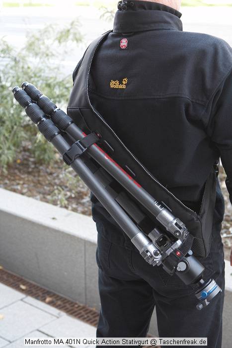 Manfrotto MA 401N Quick Action Stativgurt\n\nFoto von Jörg Langer - Danke an die beiden "Models" ;-)\n\nKommentar des Nutzers:\n\nfür alle Kamerastative - spezielles Tragesystem mit Klettbändern, verbleibt immer am Stativ, Farbe Schwarz. Hier in Montage und Nutzung mit einem Gitzo G1348 zu sehen. Funktioniert mit kleinen und großen Stativen.\n\nFür Fotorucksacknutzer nicht geeignet, da eine Nutzung dieses Gurts "vorne" am Körper extrem unansehnlich ist.