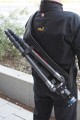 Manfrotto MA 401N Quick Action Stativgurt\n\nFoto von Jrg Langer - Danke an die beiden "Models" ;-)\n\nKommentar des Nutzers:\n\nfr alle Kamerastative - spezielles Tragesystem mit Klettbndern, verbleibt immer am Stativ, Farbe Schwarz. Hier in Montage und Nutzung mit einem Gitzo G1348 zu sehen. Funktioniert mit kleinen und groen Stativen.\n\nFr Fotorucksacknutzer nicht geeignet, da eine Nutzung dieses Gurts "vorne" am Krper extrem unansehnlich ist.