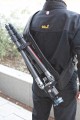 Manfrotto MA 401N Quick Action Stativgurt\n\nFoto von Jrg Langer - Danke an die beiden "Models" ;-)\n\nKommentar des Nutzers:\n\nfr alle Kamerastative - spezielles Tragesystem mit Klettbndern, verbleibt immer am Stativ, Farbe Schwarz. Hier in Montage und Nutzung mit einem Gitzo G1348 zu sehen. Funktioniert mit kleinen und groen Stativen.\n\nFr Fotorucksacknutzer nicht geeignet, da eine Nutzung dieses Gurts "vorne" am Krper extrem unansehnlich ist.