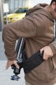 Manfrotto MA 401N Quick Action Stativgurt\n\nFoto von Jrg Langer - Danke an die beiden "Models" ;-)\n\nKommentar des Nutzers:\n\nfr alle Kamerastative - spezielles Tragesystem mit Klettbndern, verbleibt immer am Stativ, Farbe Schwarz. Hier in Montage und Nutzung mit einem Gitzo G1348 zu sehen. Funktioniert mit kleinen und groen Stativen.\n\nFr Fotorucksacknutzer nicht geeignet, da eine Nutzung dieses Gurts "vorne" am Krper extrem unansehnlich ist.