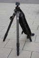 Manfrotto MA 401N Quick Action Stativgurt\n\nFoto von Jrg Langer - Danke an die beiden "Models" ;-)\n\nKommentar des Nutzers:\n\nfr alle Kamerastative - spezielles Tragesystem mit Klettbndern, verbleibt immer am Stativ, Farbe Schwarz. Hier in Montage und Nutzung mit einem Gitzo G1348 zu sehen. Funktioniert mit kleinen und groen Stativen.\n\nFr Fotorucksacknutzer nicht geeignet, da eine Nutzung dieses Gurts "vorne" am Krper extrem unansehnlich ist.