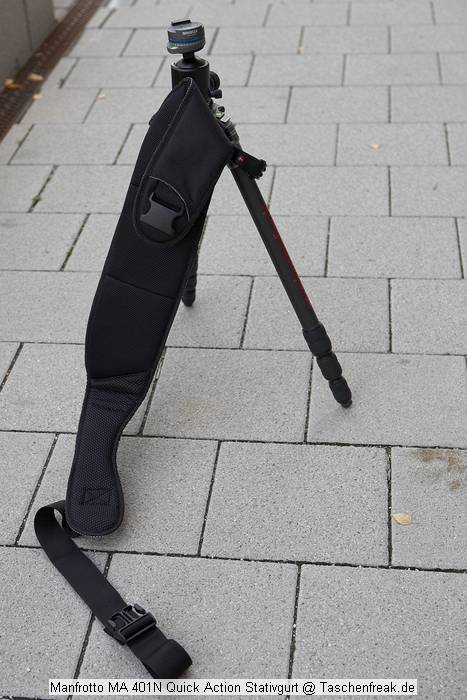 Manfrotto MA 401N Quick Action Stativgurt\n\nFoto von Jrg Langer - Danke an die beiden "Models" ;-)\n\nKommentar des Nutzers:\n\nfr alle Kamerastative - spezielles Tragesystem mit Klettbndern, verbleibt immer am Stativ, Farbe Schwarz. Hier in Montage und Nutzung mit einem Gitzo G1348 zu sehen. Funktioniert mit kleinen und groen Stativen.\n\nFr Fotorucksacknutzer nicht geeignet, da eine Nutzung dieses Gurts "vorne" am Krper extrem unansehnlich ist.