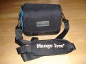 Mango Tree\n\nFoto von Felix Huettner - DANKE DIR!\n\nKommentar des Nutzers:\n\nIn diese kleine Tsche von Mango Tree passen optimal Kompakte oder etwas gr�ssere Kameras. vorne ist eine kleine Tasche mit Reisverschluss, und hinten ein etwas gr�sseres Fach, in das z. B. ein Notizblock, Stift ect. passen. ausserdem ist auch ein kleines Netz in dem "Deckel" integriert. Ausserdem befindet sich im Haupfach eine weiter kleine Tasche. Das Hauptfach l�sst sich per Reisverschluss schlie�en.\nIch habe in die Tasche eine Alte Optima reingesteckt,diese passt perfekt in die Tasche, genau so wie alle Kompaktkameras.\nDabei ist ein Tragegurt. Die Tasche ist sch�n leicht und f�r Kompaktkamerabesitzer bestens geeignet.\nDas selbe Modell gibt es auch in anderen Farben (hier schwarz/blau), und von der MArke Chiemsee, dort wird die Tasche als DFV 40-50 bezeichnet.\n\nIch hoffe Du kannst damit etwas anfangen ;).\n \nViele Gr�sse\nFelix H�ttner