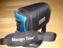 Mango Tree\n\nFoto von Felix Huettner - DANKE DIR!\n\nKommentar des Nutzers:\n\nIn diese kleine Tsche von Mango Tree passen optimal Kompakte oder etwas grössere Kameras. vorne ist eine kleine Tasche mit Reisverschluss, und hinten ein etwas grösseres Fach, in das z. B. ein Notizblock, Stift ect. passen. ausserdem ist auch ein kleines Netz in dem "Deckel" integriert. Ausserdem befindet sich im Haupfach eine weiter kleine Tasche. Das Hauptfach lässt sich per Reisverschluss schließen.\nIch habe in die Tasche eine Alte Optima reingesteckt,diese passt perfekt in die Tasche, genau so wie alle Kompaktkameras.\nDabei ist ein Tragegurt. Die Tasche ist schön leicht und für Kompaktkamerabesitzer bestens geeignet.\nDas selbe Modell gibt es auch in anderen Farben (hier schwarz/blau), und von der MArke Chiemsee, dort wird die Tasche als DFV 40-50 bezeichnet.\n\nIch hoffe Du kannst damit etwas anfangen ;).\n \nViele Grüsse\nFelix Hüttner