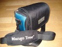 Mango Tree\n\nFoto von Felix Huettner - DANKE DIR!\n\nKommentar des Nutzers:\n\nIn diese kleine Tsche von Mango Tree passen optimal Kompakte oder etwas gr�ssere Kameras. vorne ist eine kleine Tasche mit Reisverschluss, und hinten ein etwas gr�sseres Fach, in das z. B. ein Notizblock, Stift ect. passen. ausserdem ist auch ein kleines Netz in dem "Deckel" integriert. Ausserdem befindet sich im Haupfach eine weiter kleine Tasche. Das Hauptfach l�sst sich per Reisverschluss schlie�en.\nIch habe in die Tasche eine Alte Optima reingesteckt,diese passt perfekt in die Tasche, genau so wie alle Kompaktkameras.\nDabei ist ein Tragegurt. Die Tasche ist sch�n leicht und f�r Kompaktkamerabesitzer bestens geeignet.\nDas selbe Modell gibt es auch in anderen Farben (hier schwarz/blau), und von der MArke Chiemsee, dort wird die Tasche als DFV 40-50 bezeichnet.\n\nIch hoffe Du kannst damit etwas anfangen ;).\n \nViele Gr�sse\nFelix H�ttner