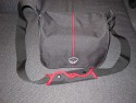MANTONA - COOL BAG \n\nFoto und Text von Dominic Eschweiler - VIELEN DANK!\n\nKommentar:\n\nAnbei sind die entsprechenden Bilder. Ich hoffe das ich mit diesen\nInformationen einen kleinen Beitrag zu Eurer tollen Website liefern\nkann. Weiter so!\n\nIch werde wohl in der nchsten Zeit noch weitere Taschen von diesem\nHersteller kaufen. Wenn also noch weiterer Bedarf besteht bitte nochmal\nauf diese Mail antworten, dann werde ich auch Bilder von den folgenden\nTaschen machen.\n\nBeschreibung:\n\nMarke : Mantona (http://www.mantona.net/)\nName : Cool Bag\n\nMaterial : Nylon (auen, robust verarbeitet mit Schaumstoff gepolstert),\nFilz (innen, sehr weich aber die Teiler halten erstaunlich gut)\n\nMae innen: \n(BxHxT) :  21cm x 12cm x 17cm \n(Breite hinten 28cm, Seiten sind schrg)\nGurt 135cm x 5cm, verstellbar\n\nMae auen (BxHxT) : 29cm x 19cm x 19cm\n\nAufteilung (BxHxT) : 1 groer Teiler mit Klett (12cm x 14.5cm)\n                    1 kleiner Teiler mit Klett (12cm x 7cm)\n                    1 Teiler mit Objektivmulde und Klett \n                      (12cm x 10cm, Mulde 7cm x 5cm)\n                    vorne gesondertes Fach fr Speicherkarten,\n                    Ladegert, Filter, etc. (21cm x 14.5cm x 3cm)\n\nPlatz : Kleine Ausrstung mit einer Kamera und angesetztem Objektiv\n_ohne_ Batteriegriff und einem bis zwei (kleinen) Objektiven, oder einem\nObjektiv und einem (kleinen) Blitz.\n\nAuf den Bilder zu sehen : Olympus E-30 mit angesetztem 18 - 180mm und\nSigma 24mm, 1.8 \n\nEindruck : Qualitativ sehr gut verarbeitete Tasche fr die kleine\nAusrstung. Der Zugriff zur Kamera ist schnell und Problemlos. Die\nTasche enthlt allerdings keine Vorkehrung fr grere Regenflle, denn\nsie hat innen keine extra Lippe oder eine Regenhlle.\n\n-- \nGru\n       Dominic