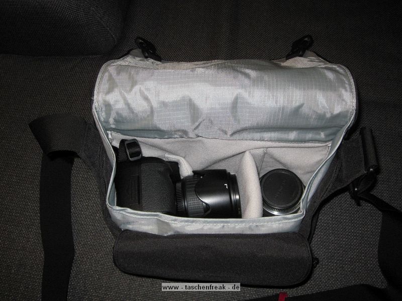 MANTONA - COOL BAG \n\nFoto und Text von Dominic Eschweiler - VIELEN DANK!\n\nKommentar:\n\nAnbei sind die entsprechenden Bilder. Ich hoffe das ich mit diesen\nInformationen einen kleinen Beitrag zu Eurer tollen Website liefern\nkann. Weiter so!\n\nIch werde wohl in der nchsten Zeit noch weitere Taschen von diesem\nHersteller kaufen. Wenn also noch weiterer Bedarf besteht bitte nochmal\nauf diese Mail antworten, dann werde ich auch Bilder von den folgenden\nTaschen machen.\n\nBeschreibung:\n\nMarke : Mantona (http://www.mantona.net/)\nName : Cool Bag\n\nMaterial : Nylon (auen, robust verarbeitet mit Schaumstoff gepolstert),\nFilz (innen, sehr weich aber die Teiler halten erstaunlich gut)\n\nMae innen: \n(BxHxT) :  21cm x 12cm x 17cm \n(Breite hinten 28cm, Seiten sind schrg)\nGurt 135cm x 5cm, verstellbar\n\nMae auen (BxHxT) : 29cm x 19cm x 19cm\n\nAufteilung (BxHxT) : 1 groer Teiler mit Klett (12cm x 14.5cm)\n                    1 kleiner Teiler mit Klett (12cm x 7cm)\n                    1 Teiler mit Objektivmulde und Klett \n                      (12cm x 10cm, Mulde 7cm x 5cm)\n                    vorne gesondertes Fach fr Speicherkarten,\n                    Ladegert, Filter, etc. (21cm x 14.5cm x 3cm)\n\nPlatz : Kleine Ausrstung mit einer Kamera und angesetztem Objektiv\n_ohne_ Batteriegriff und einem bis zwei (kleinen) Objektiven, oder einem\nObjektiv und einem (kleinen) Blitz.\n\nAuf den Bilder zu sehen : Olympus E-30 mit angesetztem 18 - 180mm und\nSigma 24mm, 1.8 \n\nEindruck : Qualitativ sehr gut verarbeitete Tasche fr die kleine\nAusrstung. Der Zugriff zur Kamera ist schnell und Problemlos. Die\nTasche enthlt allerdings keine Vorkehrung fr grere Regenflle, denn\nsie hat innen keine extra Lippe oder eine Regenhlle.\n\n-- \nGru\n       Dominic