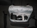 MANTONA - COOL BAG \n\nFoto und Text von Dominic Eschweiler - VIELEN DANK!\n\nKommentar:\n\nAnbei sind die entsprechenden Bilder. Ich hoffe das ich mit diesen\nInformationen einen kleinen Beitrag zu Eurer tollen Website liefern\nkann. Weiter so!\n\nIch werde wohl in der nchsten Zeit noch weitere Taschen von diesem\nHersteller kaufen. Wenn also noch weiterer Bedarf besteht bitte nochmal\nauf diese Mail antworten, dann werde ich auch Bilder von den folgenden\nTaschen machen.\n\nBeschreibung:\n\nMarke : Mantona (http://www.mantona.net/)\nName : Cool Bag\n\nMaterial : Nylon (auen, robust verarbeitet mit Schaumstoff gepolstert),\nFilz (innen, sehr weich aber die Teiler halten erstaunlich gut)\n\nMae innen: \n(BxHxT) :  21cm x 12cm x 17cm \n(Breite hinten 28cm, Seiten sind schrg)\nGurt 135cm x 5cm, verstellbar\n\nMae auen (BxHxT) : 29cm x 19cm x 19cm\n\nAufteilung (BxHxT) : 1 groer Teiler mit Klett (12cm x 14.5cm)\n                    1 kleiner Teiler mit Klett (12cm x 7cm)\n                    1 Teiler mit Objektivmulde und Klett \n                      (12cm x 10cm, Mulde 7cm x 5cm)\n                    vorne gesondertes Fach fr Speicherkarten,\n                    Ladegert, Filter, etc. (21cm x 14.5cm x 3cm)\n\nPlatz : Kleine Ausrstung mit einer Kamera und angesetztem Objektiv\n_ohne_ Batteriegriff und einem bis zwei (kleinen) Objektiven, oder einem\nObjektiv und einem (kleinen) Blitz.\n\nAuf den Bilder zu sehen : Olympus E-30 mit angesetztem 18 - 180mm und\nSigma 24mm, 1.8 \n\nEindruck : Qualitativ sehr gut verarbeitete Tasche fr die kleine\nAusrstung. Der Zugriff zur Kamera ist schnell und Problemlos. Die\nTasche enthlt allerdings keine Vorkehrung fr grere Regenflle, denn\nsie hat innen keine extra Lippe oder eine Regenhlle.\n\n-- \nGru\n       Dominic