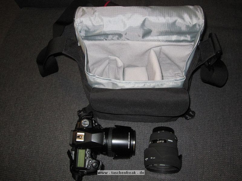 MANTONA - COOL BAG \n\nFoto und Text von Dominic Eschweiler - VIELEN DANK!\n\nKommentar:\n\nAnbei sind die entsprechenden Bilder. Ich hoffe das ich mit diesen\nInformationen einen kleinen Beitrag zu Eurer tollen Website liefern\nkann. Weiter so!\n\nIch werde wohl in der nchsten Zeit noch weitere Taschen von diesem\nHersteller kaufen. Wenn also noch weiterer Bedarf besteht bitte nochmal\nauf diese Mail antworten, dann werde ich auch Bilder von den folgenden\nTaschen machen.\n\nBeschreibung:\n\nMarke : Mantona (http://www.mantona.net/)\nName : Cool Bag\n\nMaterial : Nylon (auen, robust verarbeitet mit Schaumstoff gepolstert),\nFilz (innen, sehr weich aber die Teiler halten erstaunlich gut)\n\nMae innen: \n(BxHxT) :  21cm x 12cm x 17cm \n(Breite hinten 28cm, Seiten sind schrg)\nGurt 135cm x 5cm, verstellbar\n\nMae auen (BxHxT) : 29cm x 19cm x 19cm\n\nAufteilung (BxHxT) : 1 groer Teiler mit Klett (12cm x 14.5cm)\n                    1 kleiner Teiler mit Klett (12cm x 7cm)\n                    1 Teiler mit Objektivmulde und Klett \n                      (12cm x 10cm, Mulde 7cm x 5cm)\n                    vorne gesondertes Fach fr Speicherkarten,\n                    Ladegert, Filter, etc. (21cm x 14.5cm x 3cm)\n\nPlatz : Kleine Ausrstung mit einer Kamera und angesetztem Objektiv\n_ohne_ Batteriegriff und einem bis zwei (kleinen) Objektiven, oder einem\nObjektiv und einem (kleinen) Blitz.\n\nAuf den Bilder zu sehen : Olympus E-30 mit angesetztem 18 - 180mm und\nSigma 24mm, 1.8 \n\nEindruck : Qualitativ sehr gut verarbeitete Tasche fr die kleine\nAusrstung. Der Zugriff zur Kamera ist schnell und Problemlos. Die\nTasche enthlt allerdings keine Vorkehrung fr grere Regenflle, denn\nsie hat innen keine extra Lippe oder eine Regenhlle.\n\n-- \nGru\n       Dominic