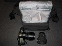 MANTONA - COOL BAG \n\nFoto und Text von Dominic Eschweiler - VIELEN DANK!\n\nKommentar:\n\nAnbei sind die entsprechenden Bilder. Ich hoffe das ich mit diesen\nInformationen einen kleinen Beitrag zu Eurer tollen Website liefern\nkann. Weiter so!\n\nIch werde wohl in der nchsten Zeit noch weitere Taschen von diesem\nHersteller kaufen. Wenn also noch weiterer Bedarf besteht bitte nochmal\nauf diese Mail antworten, dann werde ich auch Bilder von den folgenden\nTaschen machen.\n\nBeschreibung:\n\nMarke : Mantona (http://www.mantona.net/)\nName : Cool Bag\n\nMaterial : Nylon (auen, robust verarbeitet mit Schaumstoff gepolstert),\nFilz (innen, sehr weich aber die Teiler halten erstaunlich gut)\n\nMae innen: \n(BxHxT) :  21cm x 12cm x 17cm \n(Breite hinten 28cm, Seiten sind schrg)\nGurt 135cm x 5cm, verstellbar\n\nMae auen (BxHxT) : 29cm x 19cm x 19cm\n\nAufteilung (BxHxT) : 1 groer Teiler mit Klett (12cm x 14.5cm)\n                    1 kleiner Teiler mit Klett (12cm x 7cm)\n                    1 Teiler mit Objektivmulde und Klett \n                      (12cm x 10cm, Mulde 7cm x 5cm)\n                    vorne gesondertes Fach fr Speicherkarten,\n                    Ladegert, Filter, etc. (21cm x 14.5cm x 3cm)\n\nPlatz : Kleine Ausrstung mit einer Kamera und angesetztem Objektiv\n_ohne_ Batteriegriff und einem bis zwei (kleinen) Objektiven, oder einem\nObjektiv und einem (kleinen) Blitz.\n\nAuf den Bilder zu sehen : Olympus E-30 mit angesetztem 18 - 180mm und\nSigma 24mm, 1.8 \n\nEindruck : Qualitativ sehr gut verarbeitete Tasche fr die kleine\nAusrstung. Der Zugriff zur Kamera ist schnell und Problemlos. Die\nTasche enthlt allerdings keine Vorkehrung fr grere Regenflle, denn\nsie hat innen keine extra Lippe oder eine Regenhlle.\n\n-- \nGru\n       Dominic