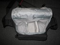 MANTONA - COOL BAG \n\nFoto und Text von Dominic Eschweiler - VIELEN DANK!\n\nKommentar:\n\nAnbei sind die entsprechenden Bilder. Ich hoffe das ich mit diesen\nInformationen einen kleinen Beitrag zu Eurer tollen Website liefern\nkann. Weiter so!\n\nIch werde wohl in der nchsten Zeit noch weitere Taschen von diesem\nHersteller kaufen. Wenn also noch weiterer Bedarf besteht bitte nochmal\nauf diese Mail antworten, dann werde ich auch Bilder von den folgenden\nTaschen machen.\n\nBeschreibung:\n\nMarke : Mantona (http://www.mantona.net/)\nName : Cool Bag\n\nMaterial : Nylon (auen, robust verarbeitet mit Schaumstoff gepolstert),\nFilz (innen, sehr weich aber die Teiler halten erstaunlich gut)\n\nMae innen: \n(BxHxT) :  21cm x 12cm x 17cm \n(Breite hinten 28cm, Seiten sind schrg)\nGurt 135cm x 5cm, verstellbar\n\nMae auen (BxHxT) : 29cm x 19cm x 19cm\n\nAufteilung (BxHxT) : 1 groer Teiler mit Klett (12cm x 14.5cm)\n                    1 kleiner Teiler mit Klett (12cm x 7cm)\n                    1 Teiler mit Objektivmulde und Klett \n                      (12cm x 10cm, Mulde 7cm x 5cm)\n                    vorne gesondertes Fach fr Speicherkarten,\n                    Ladegert, Filter, etc. (21cm x 14.5cm x 3cm)\n\nPlatz : Kleine Ausrstung mit einer Kamera und angesetztem Objektiv\n_ohne_ Batteriegriff und einem bis zwei (kleinen) Objektiven, oder einem\nObjektiv und einem (kleinen) Blitz.\n\nAuf den Bilder zu sehen : Olympus E-30 mit angesetztem 18 - 180mm und\nSigma 24mm, 1.8 \n\nEindruck : Qualitativ sehr gut verarbeitete Tasche fr die kleine\nAusrstung. Der Zugriff zur Kamera ist schnell und Problemlos. Die\nTasche enthlt allerdings keine Vorkehrung fr grere Regenflle, denn\nsie hat innen keine extra Lippe oder eine Regenhlle.\n\n-- \nGru\n       Dominic