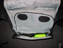 MANTONA - COOL BAG \n\nFoto und Text von Dominic Eschweiler - VIELEN DANK!\n\nKommentar:\n\nAnbei sind die entsprechenden Bilder. Ich hoffe das ich mit diesen\nInformationen einen kleinen Beitrag zu Eurer tollen Website liefern\nkann. Weiter so!\n\nIch werde wohl in der nchsten Zeit noch weitere Taschen von diesem\nHersteller kaufen. Wenn also noch weiterer Bedarf besteht bitte nochmal\nauf diese Mail antworten, dann werde ich auch Bilder von den folgenden\nTaschen machen.\n\nBeschreibung:\n\nMarke : Mantona (http://www.mantona.net/)\nName : Cool Bag\n\nMaterial : Nylon (auen, robust verarbeitet mit Schaumstoff gepolstert),\nFilz (innen, sehr weich aber die Teiler halten erstaunlich gut)\n\nMae innen: \n(BxHxT) :  21cm x 12cm x 17cm \n(Breite hinten 28cm, Seiten sind schrg)\nGurt 135cm x 5cm, verstellbar\n\nMae auen (BxHxT) : 29cm x 19cm x 19cm\n\nAufteilung (BxHxT) : 1 groer Teiler mit Klett (12cm x 14.5cm)\n                    1 kleiner Teiler mit Klett (12cm x 7cm)\n                    1 Teiler mit Objektivmulde und Klett \n                      (12cm x 10cm, Mulde 7cm x 5cm)\n                    vorne gesondertes Fach fr Speicherkarten,\n                    Ladegert, Filter, etc. (21cm x 14.5cm x 3cm)\n\nPlatz : Kleine Ausrstung mit einer Kamera und angesetztem Objektiv\n_ohne_ Batteriegriff und einem bis zwei (kleinen) Objektiven, oder einem\nObjektiv und einem (kleinen) Blitz.\n\nAuf den Bilder zu sehen : Olympus E-30 mit angesetztem 18 - 180mm und\nSigma 24mm, 1.8 \n\nEindruck : Qualitativ sehr gut verarbeitete Tasche fr die kleine\nAusrstung. Der Zugriff zur Kamera ist schnell und Problemlos. Die\nTasche enthlt allerdings keine Vorkehrung fr grere Regenflle, denn\nsie hat innen keine extra Lippe oder eine Regenhlle.\n\n-- \nGru\n       Dominic