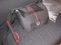 MANTONA - COOL BAG \n\nFoto und Text von Dominic Eschweiler - VIELEN DANK!\n\nKommentar:\n\nAnbei sind die entsprechenden Bilder. Ich hoffe das ich mit diesen\nInformationen einen kleinen Beitrag zu Eurer tollen Website liefern\nkann. Weiter so!\n\nIch werde wohl in der nchsten Zeit noch weitere Taschen von diesem\nHersteller kaufen. Wenn also noch weiterer Bedarf besteht bitte nochmal\nauf diese Mail antworten, dann werde ich auch Bilder von den folgenden\nTaschen machen.\n\nBeschreibung:\n\nMarke : Mantona (http://www.mantona.net/)\nName : Cool Bag\n\nMaterial : Nylon (auen, robust verarbeitet mit Schaumstoff gepolstert),\nFilz (innen, sehr weich aber die Teiler halten erstaunlich gut)\n\nMae innen: \n(BxHxT) :  21cm x 12cm x 17cm \n(Breite hinten 28cm, Seiten sind schrg)\nGurt 135cm x 5cm, verstellbar\n\nMae auen (BxHxT) : 29cm x 19cm x 19cm\n\nAufteilung (BxHxT) : 1 groer Teiler mit Klett (12cm x 14.5cm)\n                    1 kleiner Teiler mit Klett (12cm x 7cm)\n                    1 Teiler mit Objektivmulde und Klett \n                      (12cm x 10cm, Mulde 7cm x 5cm)\n                    vorne gesondertes Fach fr Speicherkarten,\n                    Ladegert, Filter, etc. (21cm x 14.5cm x 3cm)\n\nPlatz : Kleine Ausrstung mit einer Kamera und angesetztem Objektiv\n_ohne_ Batteriegriff und einem bis zwei (kleinen) Objektiven, oder einem\nObjektiv und einem (kleinen) Blitz.\n\nAuf den Bilder zu sehen : Olympus E-30 mit angesetztem 18 - 180mm und\nSigma 24mm, 1.8 \n\nEindruck : Qualitativ sehr gut verarbeitete Tasche fr die kleine\nAusrstung. Der Zugriff zur Kamera ist schnell und Problemlos. Die\nTasche enthlt allerdings keine Vorkehrung fr grere Regenflle, denn\nsie hat innen keine extra Lippe oder eine Regenhlle.\n\n-- \nGru\n       Dominic