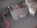 MANTONA - COOL BAG \n\nFoto und Text von Dominic Eschweiler - VIELEN DANK!\n\nKommentar:\n\nAnbei sind die entsprechenden Bilder. Ich hoffe das ich mit diesen\nInformationen einen kleinen Beitrag zu Eurer tollen Website liefern\nkann. Weiter so!\n\nIch werde wohl in der nchsten Zeit noch weitere Taschen von diesem\nHersteller kaufen. Wenn also noch weiterer Bedarf besteht bitte nochmal\nauf diese Mail antworten, dann werde ich auch Bilder von den folgenden\nTaschen machen.\n\nBeschreibung:\n\nMarke : Mantona (http://www.mantona.net/)\nName : Cool Bag\n\nMaterial : Nylon (auen, robust verarbeitet mit Schaumstoff gepolstert),\nFilz (innen, sehr weich aber die Teiler halten erstaunlich gut)\n\nMae innen: \n(BxHxT) :  21cm x 12cm x 17cm \n(Breite hinten 28cm, Seiten sind schrg)\nGurt 135cm x 5cm, verstellbar\n\nMae auen (BxHxT) : 29cm x 19cm x 19cm\n\nAufteilung (BxHxT) : 1 groer Teiler mit Klett (12cm x 14.5cm)\n                    1 kleiner Teiler mit Klett (12cm x 7cm)\n                    1 Teiler mit Objektivmulde und Klett \n                      (12cm x 10cm, Mulde 7cm x 5cm)\n                    vorne gesondertes Fach fr Speicherkarten,\n                    Ladegert, Filter, etc. (21cm x 14.5cm x 3cm)\n\nPlatz : Kleine Ausrstung mit einer Kamera und angesetztem Objektiv\n_ohne_ Batteriegriff und einem bis zwei (kleinen) Objektiven, oder einem\nObjektiv und einem (kleinen) Blitz.\n\nAuf den Bilder zu sehen : Olympus E-30 mit angesetztem 18 - 180mm und\nSigma 24mm, 1.8 \n\nEindruck : Qualitativ sehr gut verarbeitete Tasche fr die kleine\nAusrstung. Der Zugriff zur Kamera ist schnell und Problemlos. Die\nTasche enthlt allerdings keine Vorkehrung fr grere Regenflle, denn\nsie hat innen keine extra Lippe oder eine Regenhlle.\n\n-- \nGru\n       Dominic