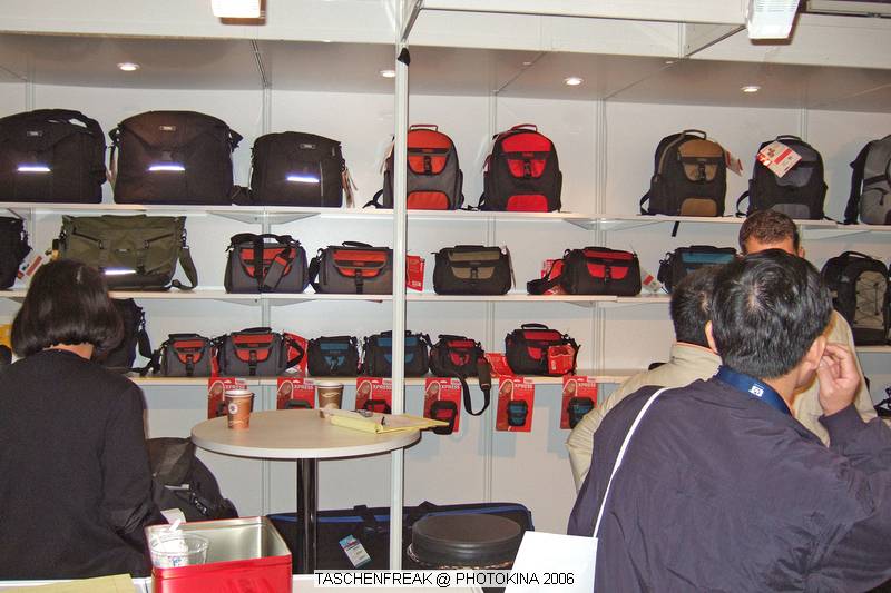 PHOTOKINA 2006\nvom 26.09.2006 - 01.10.2006\n\nDer "Taschenfreak" war in Kln und hat die Hallen der Photokina bestaunt und fr diejenigen die es interessiert einen kleinen "Rundgang" durch die Taschenstnde mitgebracht. \n\nDiese Bilder erheben keinen gestalterischen Anspruch, sollen eher den zu Hause gebliebenen "Taschenfreunden und Taschensuchenden" einen Eindruck der Taschenwelt der Photokina nherbringen.\n\nViel Freude beim Betrachten und beim virtuellen Rundgang durch die Klner Messe Hallen.\n\nBei Fragen stehe ich Ihnen gerne per Mail zur Verfgung.\n\nEs wird etliche Neuigkeiten geben auch zu Beginn des nchsten Jahres ber die wir jetzt noch nicht offiziell reden werden, aber auch in 2007 werden Lowepro, Tamrac, Think Tank und viele neue Hersteller aus USA und Fernost Neuigkeiten mit teilweise sehr raffinierten Ideen auf den Matrkt bringen ... Wir halten Sie/Euch auf dem laufenden auf unser Taschenfreak.de.\n\nHerzlichst Euer/Ihr \n\nJrg Langer