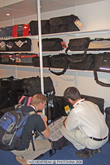 PHOTOKINA 2006\nvom 26.09.2006 - 01.10.2006\n\nDer "Taschenfreak" war in Kln und hat die Hallen der Photokina bestaunt und fr diejenigen die es interessiert einen kleinen "Rundgang" durch die Taschenstnde mitgebracht. \n\nDiese Bilder erheben keinen gestalterischen Anspruch, sollen eher den zu Hause gebliebenen "Taschenfreunden und Taschensuchenden" einen Eindruck der Taschenwelt der Photokina nherbringen.\n\nViel Freude beim Betrachten und beim virtuellen Rundgang durch die Klner Messe Hallen.\n\nBei Fragen stehe ich Ihnen gerne per Mail zur Verfgung.\n\nEs wird etliche Neuigkeiten geben auch zu Beginn des nchsten Jahres ber die wir jetzt noch nicht offiziell reden werden, aber auch in 2007 werden Lowepro, Tamrac, Think Tank und viele neue Hersteller aus USA und Fernost Neuigkeiten mit teilweise sehr raffinierten Ideen auf den Matrkt bringen ... Wir halten Sie/Euch auf dem laufenden auf unser Taschenfreak.de.\n\nHerzlichst Euer/Ihr \n\nJrg Langer