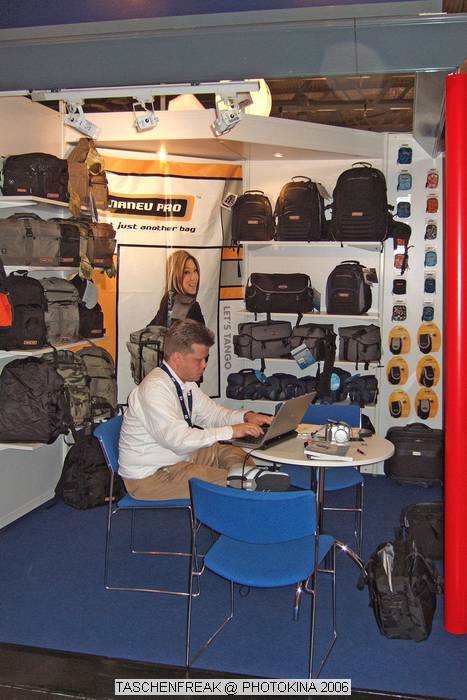PHOTOKINA 2006\nvom 26.09.2006 - 01.10.2006\n\nDer "Taschenfreak" war in Kln und hat die Hallen der Photokina bestaunt und fr diejenigen die es interessiert einen kleinen "Rundgang" durch die Taschenstnde mitgebracht. \n\nDiese Bilder erheben keinen gestalterischen Anspruch, sollen eher den zu Hause gebliebenen "Taschenfreunden und Taschensuchenden" einen Eindruck der Taschenwelt der Photokina nherbringen.\n\nViel Freude beim Betrachten und beim virtuellen Rundgang durch die Klner Messe Hallen.\n\nBei Fragen stehe ich Ihnen gerne per Mail zur Verfgung.\n\nEs wird etliche Neuigkeiten geben auch zu Beginn des nchsten Jahres ber die wir jetzt noch nicht offiziell reden werden, aber auch in 2007 werden Lowepro, Tamrac, Think Tank und viele neue Hersteller aus USA und Fernost Neuigkeiten mit teilweise sehr raffinierten Ideen auf den Matrkt bringen ... Wir halten Sie/Euch auf dem laufenden auf unser Taschenfreak.de.\n\nHerzlichst Euer/Ihr \n\nJrg Langer