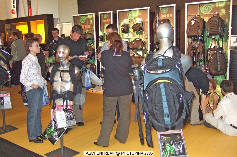 PHOTOKINA 2006\nvom 26.09.2006 - 01.10.2006\n\nDer "Taschenfreak" war in K�ln und hat die Hallen der Photokina bestaunt und f�r diejenigen die es interessiert einen kleinen "Rundgang" durch die Taschenst�nde mitgebracht. \n\nDiese Bilder erheben keinen gestalterischen Anspruch, sollen eher den zu Hause gebliebenen "Taschenfreunden und Taschensuchenden" einen Eindruck der Taschenwelt der Photokina n�herbringen.\n\nViel Freude beim Betrachten und beim virtuellen Rundgang durch die K�lner Messe Hallen.\n\nBei Fragen stehe ich Ihnen gerne per Mail zur Verf�gung.\n\nEs wird etliche Neuigkeiten geben auch zu Beginn des n�chsten Jahres �ber die wir jetzt noch nicht offiziell reden werden, aber auch in 2007 werden Lowepro, Tamrac, Think Tank und viele neue Hersteller aus USA und Fernost Neuigkeiten mit teilweise sehr raffinierten Ideen auf den Matrkt bringen ... Wir halten Sie/Euch auf dem laufenden auf unser Taschenfreak.de.\n\nHerzlichst Euer/Ihr \n\nJ�rg Langer