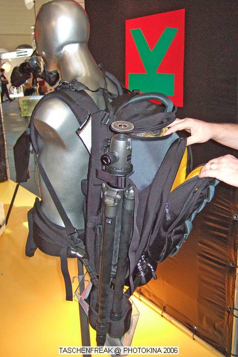 PHOTOKINA 2006\nvom 26.09.2006 - 01.10.2006\n\nDer "Taschenfreak" war in K�ln und hat die Hallen der Photokina bestaunt und f�r diejenigen die es interessiert einen kleinen "Rundgang" durch die Taschenst�nde mitgebracht. \n\nDiese Bilder erheben keinen gestalterischen Anspruch, sollen eher den zu Hause gebliebenen "Taschenfreunden und Taschensuchenden" einen Eindruck der Taschenwelt der Photokina n�herbringen.\n\nViel Freude beim Betrachten und beim virtuellen Rundgang durch die K�lner Messe Hallen.\n\nBei Fragen stehe ich Ihnen gerne per Mail zur Verf�gung.\n\nEs wird etliche Neuigkeiten geben auch zu Beginn des n�chsten Jahres �ber die wir jetzt noch nicht offiziell reden werden, aber auch in 2007 werden Lowepro, Tamrac, Think Tank und viele neue Hersteller aus USA und Fernost Neuigkeiten mit teilweise sehr raffinierten Ideen auf den Matrkt bringen ... Wir halten Sie/Euch auf dem laufenden auf unser Taschenfreak.de.\n\nHerzlichst Euer/Ihr \n\nJ�rg Langer