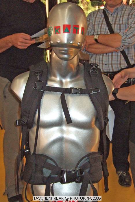 PHOTOKINA 2006\nvom 26.09.2006 - 01.10.2006\n\nDer "Taschenfreak" war in K�ln und hat die Hallen der Photokina bestaunt und f�r diejenigen die es interessiert einen kleinen "Rundgang" durch die Taschenst�nde mitgebracht. \n\nDiese Bilder erheben keinen gestalterischen Anspruch, sollen eher den zu Hause gebliebenen "Taschenfreunden und Taschensuchenden" einen Eindruck der Taschenwelt der Photokina n�herbringen.\n\nViel Freude beim Betrachten und beim virtuellen Rundgang durch die K�lner Messe Hallen.\n\nBei Fragen stehe ich Ihnen gerne per Mail zur Verf�gung.\n\nEs wird etliche Neuigkeiten geben auch zu Beginn des n�chsten Jahres �ber die wir jetzt noch nicht offiziell reden werden, aber auch in 2007 werden Lowepro, Tamrac, Think Tank und viele neue Hersteller aus USA und Fernost Neuigkeiten mit teilweise sehr raffinierten Ideen auf den Matrkt bringen ... Wir halten Sie/Euch auf dem laufenden auf unser Taschenfreak.de.\n\nHerzlichst Euer/Ihr \n\nJ�rg Langer