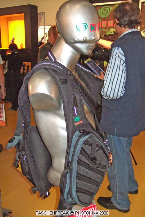 PHOTOKINA 2006\nvom 26.09.2006 - 01.10.2006\n\nDer "Taschenfreak" war in Kln und hat die Hallen der Photokina bestaunt und fr diejenigen die es interessiert einen kleinen "Rundgang" durch die Taschenstnde mitgebracht. \n\nDiese Bilder erheben keinen gestalterischen Anspruch, sollen eher den zu Hause gebliebenen "Taschenfreunden und Taschensuchenden" einen Eindruck der Taschenwelt der Photokina nherbringen.\n\nViel Freude beim Betrachten und beim virtuellen Rundgang durch die Klner Messe Hallen.\n\nBei Fragen stehe ich Ihnen gerne per Mail zur Verfgung.\n\nEs wird etliche Neuigkeiten geben auch zu Beginn des nchsten Jahres ber die wir jetzt noch nicht offiziell reden werden, aber auch in 2007 werden Lowepro, Tamrac, Think Tank und viele neue Hersteller aus USA und Fernost Neuigkeiten mit teilweise sehr raffinierten Ideen auf den Matrkt bringen ... Wir halten Sie/Euch auf dem laufenden auf unser Taschenfreak.de.\n\nHerzlichst Euer/Ihr \n\nJrg Langer