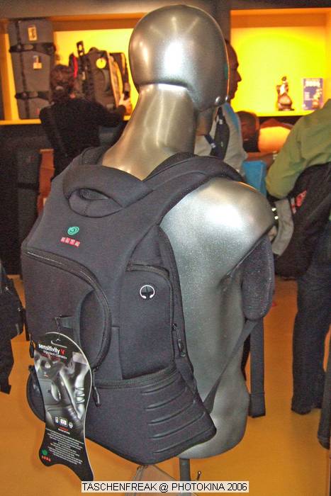 PHOTOKINA 2006\nvom 26.09.2006 - 01.10.2006\n\nDer "Taschenfreak" war in K�ln und hat die Hallen der Photokina bestaunt und f�r diejenigen die es interessiert einen kleinen "Rundgang" durch die Taschenst�nde mitgebracht. \n\nDiese Bilder erheben keinen gestalterischen Anspruch, sollen eher den zu Hause gebliebenen "Taschenfreunden und Taschensuchenden" einen Eindruck der Taschenwelt der Photokina n�herbringen.\n\nViel Freude beim Betrachten und beim virtuellen Rundgang durch die K�lner Messe Hallen.\n\nBei Fragen stehe ich Ihnen gerne per Mail zur Verf�gung.\n\nEs wird etliche Neuigkeiten geben auch zu Beginn des n�chsten Jahres �ber die wir jetzt noch nicht offiziell reden werden, aber auch in 2007 werden Lowepro, Tamrac, Think Tank und viele neue Hersteller aus USA und Fernost Neuigkeiten mit teilweise sehr raffinierten Ideen auf den Matrkt bringen ... Wir halten Sie/Euch auf dem laufenden auf unser Taschenfreak.de.\n\nHerzlichst Euer/Ihr \n\nJ�rg Langer