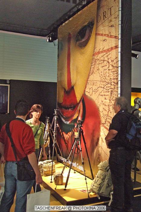 PHOTOKINA 2006\nvom 26.09.2006 - 01.10.2006\n\nDer "Taschenfreak" war in Kln und hat die Hallen der Photokina bestaunt und fr diejenigen die es interessiert einen kleinen "Rundgang" durch die Taschenstnde mitgebracht. \n\nDiese Bilder erheben keinen gestalterischen Anspruch, sollen eher den zu Hause gebliebenen "Taschenfreunden und Taschensuchenden" einen Eindruck der Taschenwelt der Photokina nherbringen.\n\nViel Freude beim Betrachten und beim virtuellen Rundgang durch die Klner Messe Hallen.\n\nBei Fragen stehe ich Ihnen gerne per Mail zur Verfgung.\n\nEs wird etliche Neuigkeiten geben auch zu Beginn des nchsten Jahres ber die wir jetzt noch nicht offiziell reden werden, aber auch in 2007 werden Lowepro, Tamrac, Think Tank und viele neue Hersteller aus USA und Fernost Neuigkeiten mit teilweise sehr raffinierten Ideen auf den Matrkt bringen ... Wir halten Sie/Euch auf dem laufenden auf unser Taschenfreak.de.\n\nHerzlichst Euer/Ihr \n\nJrg Langer