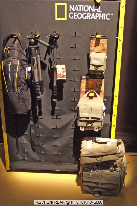 PHOTOKINA 2006\nvom 26.09.2006 - 01.10.2006\n\nDer "Taschenfreak" war in K�ln und hat die Hallen der Photokina bestaunt und f�r diejenigen die es interessiert einen kleinen "Rundgang" durch die Taschenst�nde mitgebracht. \n\nDiese Bilder erheben keinen gestalterischen Anspruch, sollen eher den zu Hause gebliebenen "Taschenfreunden und Taschensuchenden" einen Eindruck der Taschenwelt der Photokina n�herbringen.\n\nViel Freude beim Betrachten und beim virtuellen Rundgang durch die K�lner Messe Hallen.\n\nBei Fragen stehe ich Ihnen gerne per Mail zur Verf�gung.\n\nEs wird etliche Neuigkeiten geben auch zu Beginn des n�chsten Jahres �ber die wir jetzt noch nicht offiziell reden werden, aber auch in 2007 werden Lowepro, Tamrac, Think Tank und viele neue Hersteller aus USA und Fernost Neuigkeiten mit teilweise sehr raffinierten Ideen auf den Matrkt bringen ... Wir halten Sie/Euch auf dem laufenden auf unser Taschenfreak.de.\n\nHerzlichst Euer/Ihr \n\nJ�rg Langer