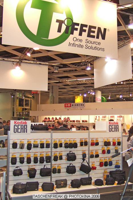 PHOTOKINA 2006\nvom 26.09.2006 - 01.10.2006\n\nDer "Taschenfreak" war in K�ln und hat die Hallen der Photokina bestaunt und f�r diejenigen die es interessiert einen kleinen "Rundgang" durch die Taschenst�nde mitgebracht. \n\nDiese Bilder erheben keinen gestalterischen Anspruch, sollen eher den zu Hause gebliebenen "Taschenfreunden und Taschensuchenden" einen Eindruck der Taschenwelt der Photokina n�herbringen.\n\nViel Freude beim Betrachten und beim virtuellen Rundgang durch die K�lner Messe Hallen.\n\nBei Fragen stehe ich Ihnen gerne per Mail zur Verf�gung.\n\nEs wird etliche Neuigkeiten geben auch zu Beginn des n�chsten Jahres �ber die wir jetzt noch nicht offiziell reden werden, aber auch in 2007 werden Lowepro, Tamrac, Think Tank und viele neue Hersteller aus USA und Fernost Neuigkeiten mit teilweise sehr raffinierten Ideen auf den Matrkt bringen ... Wir halten Sie/Euch auf dem laufenden auf unser Taschenfreak.de.\n\nHerzlichst Euer/Ihr \n\nJ�rg Langer