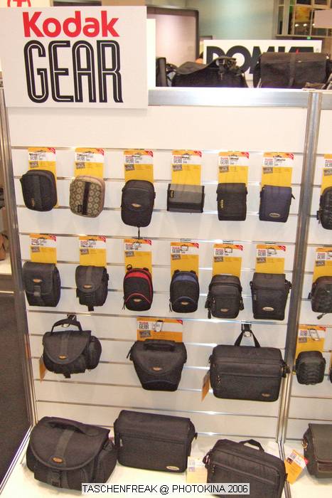 PHOTOKINA 2006\nvom 26.09.2006 - 01.10.2006\n\nDer "Taschenfreak" war in K�ln und hat die Hallen der Photokina bestaunt und f�r diejenigen die es interessiert einen kleinen "Rundgang" durch die Taschenst�nde mitgebracht. \n\nDiese Bilder erheben keinen gestalterischen Anspruch, sollen eher den zu Hause gebliebenen "Taschenfreunden und Taschensuchenden" einen Eindruck der Taschenwelt der Photokina n�herbringen.\n\nViel Freude beim Betrachten und beim virtuellen Rundgang durch die K�lner Messe Hallen.\n\nBei Fragen stehe ich Ihnen gerne per Mail zur Verf�gung.\n\nEs wird etliche Neuigkeiten geben auch zu Beginn des n�chsten Jahres �ber die wir jetzt noch nicht offiziell reden werden, aber auch in 2007 werden Lowepro, Tamrac, Think Tank und viele neue Hersteller aus USA und Fernost Neuigkeiten mit teilweise sehr raffinierten Ideen auf den Matrkt bringen ... Wir halten Sie/Euch auf dem laufenden auf unser Taschenfreak.de.\n\nHerzlichst Euer/Ihr \n\nJ�rg Langer