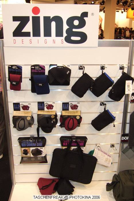 PHOTOKINA 2006\nvom 26.09.2006 - 01.10.2006\n\nDer "Taschenfreak" war in K�ln und hat die Hallen der Photokina bestaunt und f�r diejenigen die es interessiert einen kleinen "Rundgang" durch die Taschenst�nde mitgebracht. \n\nDiese Bilder erheben keinen gestalterischen Anspruch, sollen eher den zu Hause gebliebenen "Taschenfreunden und Taschensuchenden" einen Eindruck der Taschenwelt der Photokina n�herbringen.\n\nViel Freude beim Betrachten und beim virtuellen Rundgang durch die K�lner Messe Hallen.\n\nBei Fragen stehe ich Ihnen gerne per Mail zur Verf�gung.\n\nEs wird etliche Neuigkeiten geben auch zu Beginn des n�chsten Jahres �ber die wir jetzt noch nicht offiziell reden werden, aber auch in 2007 werden Lowepro, Tamrac, Think Tank und viele neue Hersteller aus USA und Fernost Neuigkeiten mit teilweise sehr raffinierten Ideen auf den Matrkt bringen ... Wir halten Sie/Euch auf dem laufenden auf unser Taschenfreak.de.\n\nHerzlichst Euer/Ihr \n\nJ�rg Langer
