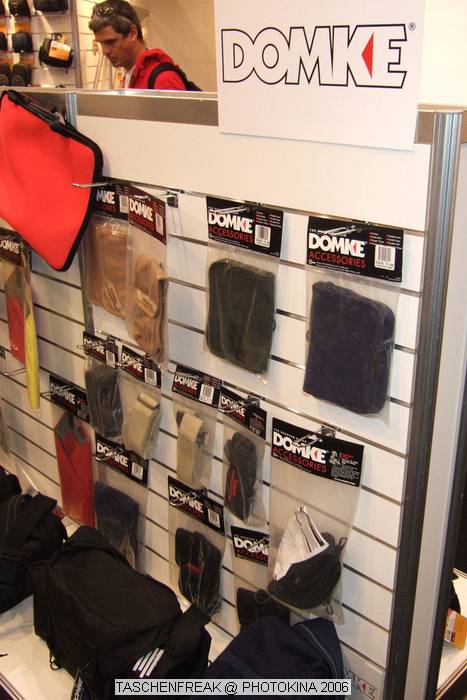 PHOTOKINA 2006\nvom 26.09.2006 - 01.10.2006\n\nDer "Taschenfreak" war in K�ln und hat die Hallen der Photokina bestaunt und f�r diejenigen die es interessiert einen kleinen "Rundgang" durch die Taschenst�nde mitgebracht. \n\nDiese Bilder erheben keinen gestalterischen Anspruch, sollen eher den zu Hause gebliebenen "Taschenfreunden und Taschensuchenden" einen Eindruck der Taschenwelt der Photokina n�herbringen.\n\nViel Freude beim Betrachten und beim virtuellen Rundgang durch die K�lner Messe Hallen.\n\nBei Fragen stehe ich Ihnen gerne per Mail zur Verf�gung.\n\nEs wird etliche Neuigkeiten geben auch zu Beginn des n�chsten Jahres �ber die wir jetzt noch nicht offiziell reden werden, aber auch in 2007 werden Lowepro, Tamrac, Think Tank und viele neue Hersteller aus USA und Fernost Neuigkeiten mit teilweise sehr raffinierten Ideen auf den Matrkt bringen ... Wir halten Sie/Euch auf dem laufenden auf unser Taschenfreak.de.\n\nHerzlichst Euer/Ihr \n\nJ�rg Langer