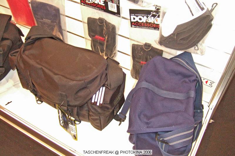 PHOTOKINA 2006\nvom 26.09.2006 - 01.10.2006\n\nDer "Taschenfreak" war in K�ln und hat die Hallen der Photokina bestaunt und f�r diejenigen die es interessiert einen kleinen "Rundgang" durch die Taschenst�nde mitgebracht. \n\nDiese Bilder erheben keinen gestalterischen Anspruch, sollen eher den zu Hause gebliebenen "Taschenfreunden und Taschensuchenden" einen Eindruck der Taschenwelt der Photokina n�herbringen.\n\nViel Freude beim Betrachten und beim virtuellen Rundgang durch die K�lner Messe Hallen.\n\nBei Fragen stehe ich Ihnen gerne per Mail zur Verf�gung.\n\nEs wird etliche Neuigkeiten geben auch zu Beginn des n�chsten Jahres �ber die wir jetzt noch nicht offiziell reden werden, aber auch in 2007 werden Lowepro, Tamrac, Think Tank und viele neue Hersteller aus USA und Fernost Neuigkeiten mit teilweise sehr raffinierten Ideen auf den Matrkt bringen ... Wir halten Sie/Euch auf dem laufenden auf unser Taschenfreak.de.\n\nHerzlichst Euer/Ihr \n\nJ�rg Langer