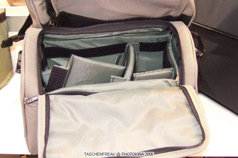 PHOTOKINA 2006\nvom 26.09.2006 - 01.10.2006\n\nDer "Taschenfreak" war in K�ln und hat die Hallen der Photokina bestaunt und f�r diejenigen die es interessiert einen kleinen "Rundgang" durch die Taschenst�nde mitgebracht. \n\nDiese Bilder erheben keinen gestalterischen Anspruch, sollen eher den zu Hause gebliebenen "Taschenfreunden und Taschensuchenden" einen Eindruck der Taschenwelt der Photokina n�herbringen.\n\nViel Freude beim Betrachten und beim virtuellen Rundgang durch die K�lner Messe Hallen.\n\nBei Fragen stehe ich Ihnen gerne per Mail zur Verf�gung.\n\nEs wird etliche Neuigkeiten geben auch zu Beginn des n�chsten Jahres �ber die wir jetzt noch nicht offiziell reden werden, aber auch in 2007 werden Lowepro, Tamrac, Think Tank und viele neue Hersteller aus USA und Fernost Neuigkeiten mit teilweise sehr raffinierten Ideen auf den Matrkt bringen ... Wir halten Sie/Euch auf dem laufenden auf unser Taschenfreak.de.\n\nHerzlichst Euer/Ihr \n\nJ�rg Langer