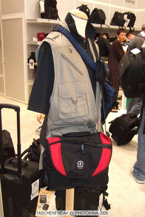 PHOTOKINA 2006\nvom 26.09.2006 - 01.10.2006\n\nDer "Taschenfreak" war in K�ln und hat die Hallen der Photokina bestaunt und f�r diejenigen die es interessiert einen kleinen "Rundgang" durch die Taschenst�nde mitgebracht. \n\nDiese Bilder erheben keinen gestalterischen Anspruch, sollen eher den zu Hause gebliebenen "Taschenfreunden und Taschensuchenden" einen Eindruck der Taschenwelt der Photokina n�herbringen.\n\nViel Freude beim Betrachten und beim virtuellen Rundgang durch die K�lner Messe Hallen.\n\nBei Fragen stehe ich Ihnen gerne per Mail zur Verf�gung.\n\nEs wird etliche Neuigkeiten geben auch zu Beginn des n�chsten Jahres �ber die wir jetzt noch nicht offiziell reden werden, aber auch in 2007 werden Lowepro, Tamrac, Think Tank und viele neue Hersteller aus USA und Fernost Neuigkeiten mit teilweise sehr raffinierten Ideen auf den Matrkt bringen ... Wir halten Sie/Euch auf dem laufenden auf unser Taschenfreak.de.\n\nHerzlichst Euer/Ihr \n\nJ�rg Langer