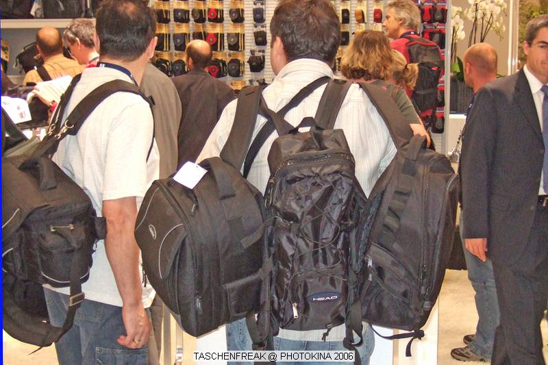 PHOTOKINA 2006\nvom 26.09.2006 - 01.10.2006\n\nDer "Taschenfreak" war in Kln und hat die Hallen der Photokina bestaunt und fr diejenigen die es interessiert einen kleinen "Rundgang" durch die Taschenstnde mitgebracht. \n\nDiese Bilder erheben keinen gestalterischen Anspruch, sollen eher den zu Hause gebliebenen "Taschenfreunden und Taschensuchenden" einen Eindruck der Taschenwelt der Photokina nherbringen.\n\nViel Freude beim Betrachten und beim virtuellen Rundgang durch die Klner Messe Hallen.\n\nBei Fragen stehe ich Ihnen gerne per Mail zur Verfgung.\n\nEs wird etliche Neuigkeiten geben auch zu Beginn des nchsten Jahres ber die wir jetzt noch nicht offiziell reden werden, aber auch in 2007 werden Lowepro, Tamrac, Think Tank und viele neue Hersteller aus USA und Fernost Neuigkeiten mit teilweise sehr raffinierten Ideen auf den Matrkt bringen ... Wir halten Sie/Euch auf dem laufenden auf unser Taschenfreak.de.\n\nHerzlichst Euer/Ihr \n\nJrg Langer
