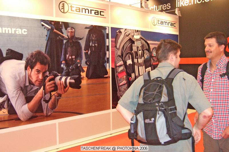 PHOTOKINA 2006\nvom 26.09.2006 - 01.10.2006\n\nDer "Taschenfreak" war in Kln und hat die Hallen der Photokina bestaunt und fr diejenigen die es interessiert einen kleinen "Rundgang" durch die Taschenstnde mitgebracht. \n\nDiese Bilder erheben keinen gestalterischen Anspruch, sollen eher den zu Hause gebliebenen "Taschenfreunden und Taschensuchenden" einen Eindruck der Taschenwelt der Photokina nherbringen.\n\nViel Freude beim Betrachten und beim virtuellen Rundgang durch die Klner Messe Hallen.\n\nBei Fragen stehe ich Ihnen gerne per Mail zur Verfgung.\n\nEs wird etliche Neuigkeiten geben auch zu Beginn des nchsten Jahres ber die wir jetzt noch nicht offiziell reden werden, aber auch in 2007 werden Lowepro, Tamrac, Think Tank und viele neue Hersteller aus USA und Fernost Neuigkeiten mit teilweise sehr raffinierten Ideen auf den Matrkt bringen ... Wir halten Sie/Euch auf dem laufenden auf unser Taschenfreak.de.\n\nHerzlichst Euer/Ihr \n\nJrg Langer