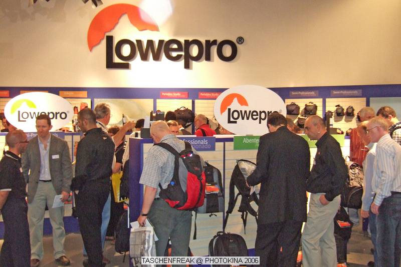 PHOTOKINA 2006\nvom 26.09.2006 - 01.10.2006\n\nDer "Taschenfreak" war in K�ln und hat die Hallen der Photokina bestaunt und f�r diejenigen die es interessiert einen kleinen "Rundgang" durch die Taschenst�nde mitgebracht. \n\nDiese Bilder erheben keinen gestalterischen Anspruch, sollen eher den zu Hause gebliebenen "Taschenfreunden und Taschensuchenden" einen Eindruck der Taschenwelt der Photokina n�herbringen.\n\nViel Freude beim Betrachten und beim virtuellen Rundgang durch die K�lner Messe Hallen.\n\nBei Fragen stehe ich Ihnen gerne per Mail zur Verf�gung.\n\nEs wird etliche Neuigkeiten geben auch zu Beginn des n�chsten Jahres �ber die wir jetzt noch nicht offiziell reden werden, aber auch in 2007 werden Lowepro, Tamrac, Think Tank und viele neue Hersteller aus USA und Fernost Neuigkeiten mit teilweise sehr raffinierten Ideen auf den Matrkt bringen ... Wir halten Sie/Euch auf dem laufenden auf unser Taschenfreak.de.\n\nHerzlichst Euer/Ihr \n\nJ�rg Langer