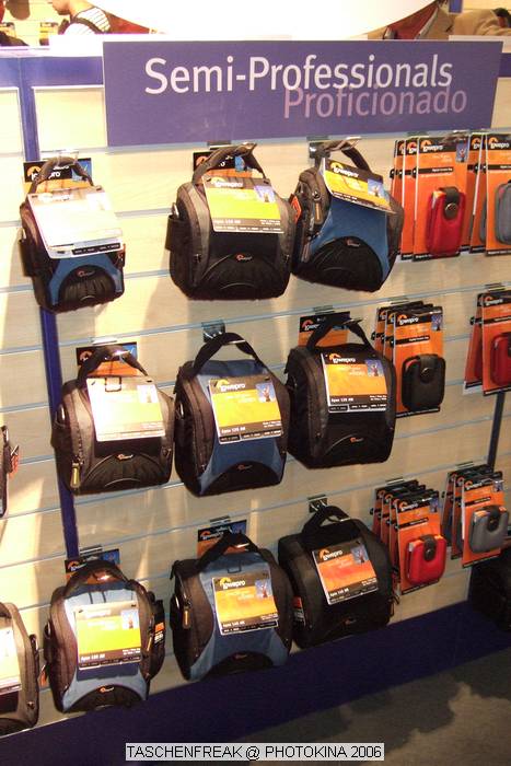PHOTOKINA 2006\nvom 26.09.2006 - 01.10.2006\n\nDer "Taschenfreak" war in K�ln und hat die Hallen der Photokina bestaunt und f�r diejenigen die es interessiert einen kleinen "Rundgang" durch die Taschenst�nde mitgebracht. \n\nDiese Bilder erheben keinen gestalterischen Anspruch, sollen eher den zu Hause gebliebenen "Taschenfreunden und Taschensuchenden" einen Eindruck der Taschenwelt der Photokina n�herbringen.\n\nViel Freude beim Betrachten und beim virtuellen Rundgang durch die K�lner Messe Hallen.\n\nBei Fragen stehe ich Ihnen gerne per Mail zur Verf�gung.\n\nEs wird etliche Neuigkeiten geben auch zu Beginn des n�chsten Jahres �ber die wir jetzt noch nicht offiziell reden werden, aber auch in 2007 werden Lowepro, Tamrac, Think Tank und viele neue Hersteller aus USA und Fernost Neuigkeiten mit teilweise sehr raffinierten Ideen auf den Matrkt bringen ... Wir halten Sie/Euch auf dem laufenden auf unser Taschenfreak.de.\n\nHerzlichst Euer/Ihr \n\nJ�rg Langer
