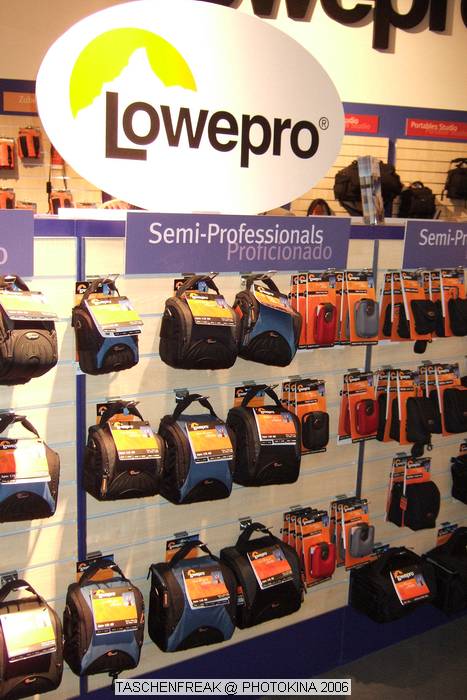 PHOTOKINA 2006\nvom 26.09.2006 - 01.10.2006\n\nDer "Taschenfreak" war in K�ln und hat die Hallen der Photokina bestaunt und f�r diejenigen die es interessiert einen kleinen "Rundgang" durch die Taschenst�nde mitgebracht. \n\nDiese Bilder erheben keinen gestalterischen Anspruch, sollen eher den zu Hause gebliebenen "Taschenfreunden und Taschensuchenden" einen Eindruck der Taschenwelt der Photokina n�herbringen.\n\nViel Freude beim Betrachten und beim virtuellen Rundgang durch die K�lner Messe Hallen.\n\nBei Fragen stehe ich Ihnen gerne per Mail zur Verf�gung.\n\nEs wird etliche Neuigkeiten geben auch zu Beginn des n�chsten Jahres �ber die wir jetzt noch nicht offiziell reden werden, aber auch in 2007 werden Lowepro, Tamrac, Think Tank und viele neue Hersteller aus USA und Fernost Neuigkeiten mit teilweise sehr raffinierten Ideen auf den Matrkt bringen ... Wir halten Sie/Euch auf dem laufenden auf unser Taschenfreak.de.\n\nHerzlichst Euer/Ihr \n\nJ�rg Langer