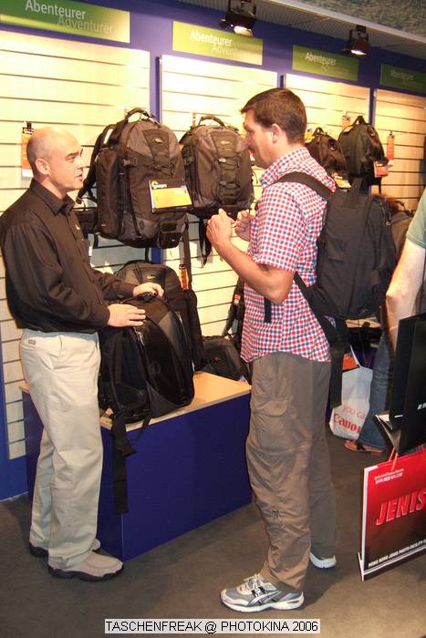 PHOTOKINA 2006\nvom 26.09.2006 - 01.10.2006\n\nDer "Taschenfreak" war in Kln und hat die Hallen der Photokina bestaunt und fr diejenigen die es interessiert einen kleinen "Rundgang" durch die Taschenstnde mitgebracht. \n\nDiese Bilder erheben keinen gestalterischen Anspruch, sollen eher den zu Hause gebliebenen "Taschenfreunden und Taschensuchenden" einen Eindruck der Taschenwelt der Photokina nherbringen.\n\nViel Freude beim Betrachten und beim virtuellen Rundgang durch die Klner Messe Hallen.\n\nBei Fragen stehe ich Ihnen gerne per Mail zur Verfgung.\n\nEs wird etliche Neuigkeiten geben auch zu Beginn des nchsten Jahres ber die wir jetzt noch nicht offiziell reden werden, aber auch in 2007 werden Lowepro, Tamrac, Think Tank und viele neue Hersteller aus USA und Fernost Neuigkeiten mit teilweise sehr raffinierten Ideen auf den Matrkt bringen ... Wir halten Sie/Euch auf dem laufenden auf unser Taschenfreak.de.\n\nHerzlichst Euer/Ihr \n\nJrg Langer