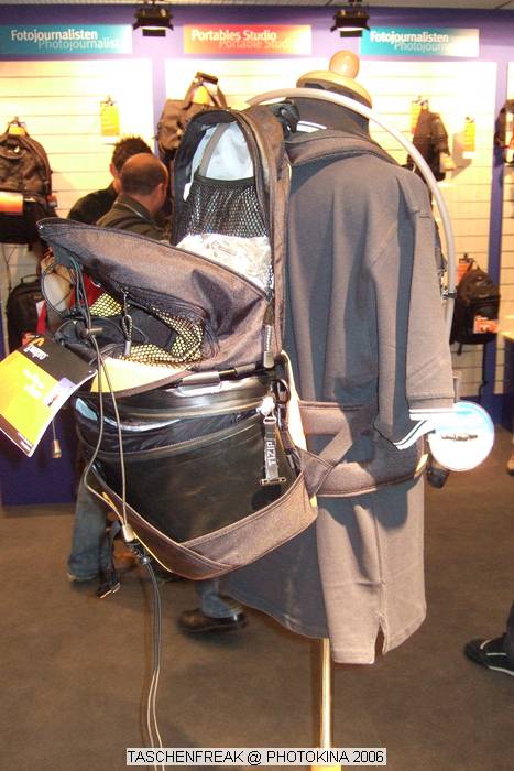PHOTOKINA 2006\nvom 26.09.2006 - 01.10.2006\n\nDer "Taschenfreak" war in Kln und hat die Hallen der Photokina bestaunt und fr diejenigen die es interessiert einen kleinen "Rundgang" durch die Taschenstnde mitgebracht. \n\nDiese Bilder erheben keinen gestalterischen Anspruch, sollen eher den zu Hause gebliebenen "Taschenfreunden und Taschensuchenden" einen Eindruck der Taschenwelt der Photokina nherbringen.\n\nViel Freude beim Betrachten und beim virtuellen Rundgang durch die Klner Messe Hallen.\n\nBei Fragen stehe ich Ihnen gerne per Mail zur Verfgung.\n\nEs wird etliche Neuigkeiten geben auch zu Beginn des nchsten Jahres ber die wir jetzt noch nicht offiziell reden werden, aber auch in 2007 werden Lowepro, Tamrac, Think Tank und viele neue Hersteller aus USA und Fernost Neuigkeiten mit teilweise sehr raffinierten Ideen auf den Matrkt bringen ... Wir halten Sie/Euch auf dem laufenden auf unser Taschenfreak.de.\n\nHerzlichst Euer/Ihr \n\nJrg Langer