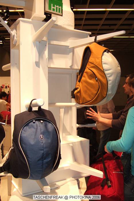 PHOTOKINA 2006\nvom 26.09.2006 - 01.10.2006\n\nDer "Taschenfreak" war in K�ln und hat die Hallen der Photokina bestaunt und f�r diejenigen die es interessiert einen kleinen "Rundgang" durch die Taschenst�nde mitgebracht. \n\nDiese Bilder erheben keinen gestalterischen Anspruch, sollen eher den zu Hause gebliebenen "Taschenfreunden und Taschensuchenden" einen Eindruck der Taschenwelt der Photokina n�herbringen.\n\nViel Freude beim Betrachten und beim virtuellen Rundgang durch die K�lner Messe Hallen.\n\nBei Fragen stehe ich Ihnen gerne per Mail zur Verf�gung.\n\nEs wird etliche Neuigkeiten geben auch zu Beginn des n�chsten Jahres �ber die wir jetzt noch nicht offiziell reden werden, aber auch in 2007 werden Lowepro, Tamrac, Think Tank und viele neue Hersteller aus USA und Fernost Neuigkeiten mit teilweise sehr raffinierten Ideen auf den Matrkt bringen ... Wir halten Sie/Euch auf dem laufenden auf unser Taschenfreak.de.\n\nHerzlichst Euer/Ihr \n\nJ�rg Langer