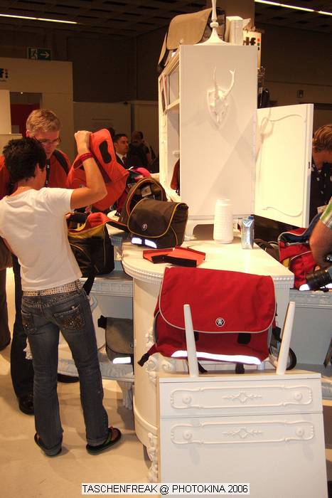 PHOTOKINA 2006\nvom 26.09.2006 - 01.10.2006\n\nDer "Taschenfreak" war in K�ln und hat die Hallen der Photokina bestaunt und f�r diejenigen die es interessiert einen kleinen "Rundgang" durch die Taschenst�nde mitgebracht. \n\nDiese Bilder erheben keinen gestalterischen Anspruch, sollen eher den zu Hause gebliebenen "Taschenfreunden und Taschensuchenden" einen Eindruck der Taschenwelt der Photokina n�herbringen.\n\nViel Freude beim Betrachten und beim virtuellen Rundgang durch die K�lner Messe Hallen.\n\nBei Fragen stehe ich Ihnen gerne per Mail zur Verf�gung.\n\nEs wird etliche Neuigkeiten geben auch zu Beginn des n�chsten Jahres �ber die wir jetzt noch nicht offiziell reden werden, aber auch in 2007 werden Lowepro, Tamrac, Think Tank und viele neue Hersteller aus USA und Fernost Neuigkeiten mit teilweise sehr raffinierten Ideen auf den Matrkt bringen ... Wir halten Sie/Euch auf dem laufenden auf unser Taschenfreak.de.\n\nHerzlichst Euer/Ihr \n\nJ�rg Langer