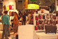 PHOTOKINA 2006\nvom 26.09.2006 - 01.10.2006\n\nDer "Taschenfreak" war in Kln und hat die Hallen der Photokina bestaunt und fr diejenigen die es interessiert einen kleinen "Rundgang" durch die Taschenstnde mitgebracht. \n\nDiese Bilder erheben keinen gestalterischen Anspruch, sollen eher den zu Hause gebliebenen "Taschenfreunden und Taschensuchenden" einen Eindruck der Taschenwelt der Photokina nherbringen.\n\nViel Freude beim Betrachten und beim virtuellen Rundgang durch die Klner Messe Hallen.\n\nBei Fragen stehe ich Ihnen gerne per Mail zur Verfgung.\n\nEs wird etliche Neuigkeiten geben auch zu Beginn des nchsten Jahres ber die wir jetzt noch nicht offiziell reden werden, aber auch in 2007 werden Lowepro, Tamrac, Think Tank und viele neue Hersteller aus USA und Fernost Neuigkeiten mit teilweise sehr raffinierten Ideen auf den Matrkt bringen ... Wir halten Sie/Euch auf dem laufenden auf unser Taschenfreak.de.\n\nHerzlichst Euer/Ihr \n\nJrg Langer